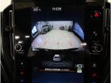 後方映像を11.6インチディスプレイに表示し、ステアリング連動ガイドラインが駐車をサポート。さらに後退時はリヤ4センサーが障害物を検知し、必要に応じてブレーキが作動します。