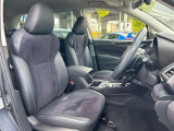 運転席まわりには十分なスペースがあり、大柄な方でもゆったり運転していただける環境です。