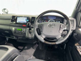 運転席まわりです。 各操作スイッチは使いやすい位置に配置されてます。