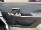 パワーウィンドウ装備です。運転席はオートになっているので、ワンタッチ開閉することが出来ます。