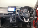 【ハンドル】運転にかかわる様々な操作を安全に行えるように視点移動が少なく操作性に配慮されたスイッチ類が凝縮されたコックピットです。