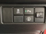 ハンドルの右側にはヘットライトリベライザーとHondaセンシング用のメインスイッチがついています。ヘッドライトリベライザーは道路状況や積荷の加重に応じてライトの高さを調節できます。