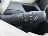 操作しやすいウインカーレバーで、スムーズな車線変更や右左折をサポート。安全運転に貢献する機能です。