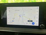 高精細な地図表示で、運転に集中しながらも正確なナビゲーションが可能です。細部まで鮮明に表示されるので、初めての道も安心です。