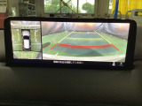 狭い場所での駐車やすれ違いなどでより的確な運転操作に役立つ360&deg;ビューモニターが装備されています。