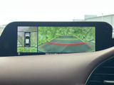 駐車時の安全性を高めるバックモニター。周囲の状況を画面で確認でき、狭い場所でも安心して駐車できます。運転初心者にもおすすめです。