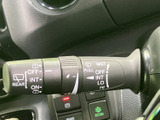 雨天時でもクリアな視界を確保。様々なモードを切り替え、快適な運転をサポートします。