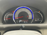 視認性の高いメーター類で、運転に必要な情報を的確に把握できます。シンプルで分かりやすいデザインで、運転に集中できる環境。