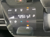 【オートエアコン】一度お好みの温度に設定すれば、車内の温度を検知し風量や温度を自動で調整。暑い&hellip;寒い&hellip;と何度もスイッチ操作をする必要はありません。快適な車内空間には必須の機能ですね♪