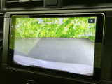 後方の状況を画面で確認できるので、狭い場所での駐車や車庫入れも安心です。安全運転をサポートし、ドライバーに安心感を与えてくれます。