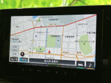 鮮やかな画面表示で、目的地までスムーズに導いてくれます。地図の表示も見やすく、運転に集中できる工夫が凝らされています。