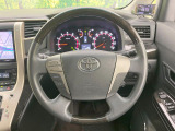 インテリアに合わせたデザインのステアリングは、運転される方のことも考え、運転しやすい形状、大きさです。是非一度、実際に触ってお確かめください。