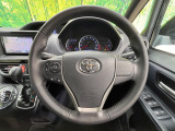 インテリアに合わせたデザインのステアリングは、運転される方のことも考え、運転しやすい形状、大きさです。是非一度、実際に触ってお確かめください。