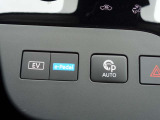 パ-キングアシスト装備!駐車枠を指定するだけで、車が自動でハンドル操作を行い、枠の中への駐車をサポートします。車庫入れにも縦列駐車にも対応。