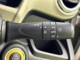 操作しやすいウインカーレバーで、安全な車線変更をサポート。オート機能も搭載し、運転の負担を軽減します。快適なドライブに貢献します。