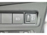 オートマチックハイビームとは、先行車や対向車のライトを認識し、ハイビームとロービームを自動で切り替える機能です。夜道の視界を確保します。詳細は販売店スタッフまでおたずねください。