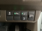 ハンドルの右側にはヘットライトリベライザーとHondaセンシング用のメインスイッチがついています。ヘッドライトリベライザーは道路状況や積荷の加重に応じてライトの高さを調節できます。