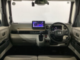 【前方視界】開放的な前方視界!運転がしやすく疲れにくいです♪窓が大きく、見通しがとっても良いおクルマですよ♪