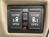 リアドアは乗り降りに便利な両側電動スライドドアです。また運転席に座っていながらスイッチ操作で自在にスライドドアを開け閉めできます。
