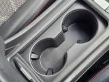 運転席・助手席の双方からアクセスしやすい中央配置のダブルカップホルダーです。