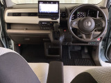 車内は光触媒抗菌消臭施工済です。インパネ周りはスタイリッシュなデザインで機能や装備も充実しています。グローブボックスやカップホルダーのほかにトレーなどたくさんの収納スペースが付いています。