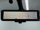 【インテリジェントルームミラー】後部座席の人や荷物で視界が遮られてもカメラの映像でいつでもクリアな後方視界が確保できます。