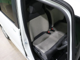 程よい硬さとホールド性が高いシートで長時間運転も快適です。