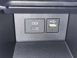 充電用USB端子付き。スマートフォンなどの充電に便利です。