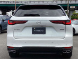 堂々とした佇まいとワイド感を強調したCX-60のリアビュー。特徴的なLEDテールランプが先進性と高い質感を演出します。「引き算の美学」が息づく、洗練された美しい後ろ姿を見る度に高揚感を得られます。