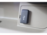 USBオーディオ用ソケットがついていますので携帯電話などを接続すれば音楽等の再生が可能です!
