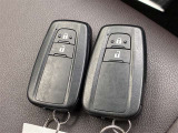 ドアの開閉時、両手が荷物で塞がっている時はキーレスでのカギの解除が大変ですよね。スマートキーはポケットやバッグに入れておけば、ノブに触れただけでロックの解除が可能です。とても便利な機能です。