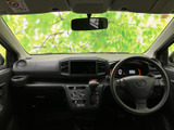 シンプルで機能的な内装が、快適な運転環境を提供します。見やすいメーター類と操作しやすいスイッチが、安全運転をサポートします。