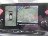 【アラウンドビューモニター装備】 バックカメラによる後方の確認だけでなく4つのカメラで真上から見ている様に周囲360度を写し出し、自車周辺の詳細な状況を確認出来ます。狭い場所での取り回しも安心です。
