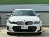 【BMWの伝統】BMWの特徴的な&ldquo;キドニーグリル&rdquo;は、80年以上続く伝統の形でございます。変わらないこだわりのデザインが、プレミアムブランド&ldquo;BMW&rdquo;を創り出します。