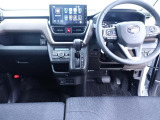 運転のしやすさを最優先に設計された見晴らしの良いインパネ。車両間隔が掴みやすく狭い道でも安心。