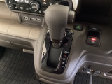 CVT車のセレクトレバーです。低速から高速まで、変速ショックのないスムーズな走りを実現するとともに、エンジン効率のよい領域を維持することで燃費にも貢献します。