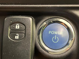 【スマートキー】カバンやポケットに入れたままでもドアの施錠・解錠が可能なスマートキーを装備。エンジンのオン・オフ時もカギを取り出す必要が無いからとっても便利です♪