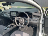 ガラスエリアが広く見晴らしのいい運転席。疲れにくいシートと相まって、安全快適に日常をサポートしてくれます。