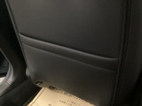 【収納】後部座席収納。散乱しがちな小物を収納するのに便利です。お子様のおもちゃやティッシュボックス、書類等様々なものの収納が可能です。