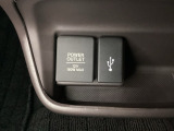 アクセサリーソケットはUSBのアダプターなどをつければ、スマホの充電にも使えます。横にはナビゲーション用の外部入力可能なUSB端子がついており、周辺には物が置けるボックスがついています。