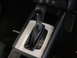 「e:HEV」搭載車です。日常シーンのほとんどをモーターで走行し、高速クルージングなどモーターよりもエンジンの方が効率が良い領域はエンジンで走行、あらゆる領域で優れた燃費走行を実現します。