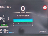 バッテリー残量や航続可能距離、走行モードなどを分かりやすく表示する液晶メーター。残量や状態をリアルタイムで確認でき、計画的で安心なドライブをサポートします。