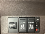 両側電動スライドドアは運転席から操作ができるよう、操作スイッチが付いています。その横にはヘットライトリベライザーのスイッチがついています。道路状況や積荷の加重に応じてライトの高さを調節できます。