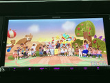 停車中には、心ゆくまで映像を楽しめます。長距離移動の休憩時や、待ち時間などに最適です。家族や友人と一緒に、楽しい時間を過ごせる一台です。