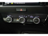 フルオートエアコンを装備。車内の温度設定だけでなくPM2.5にも対応した高性能集塵フィルターも装備しており車内はいつも快適空間♪