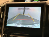 リバースギアに入れるだけで後方の表示へ切り替わります。夜間や雨の日の駐車も楽になりますよ。