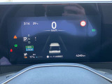メーター内センターディスプレイには車の様々な設定や情報が表示されます。