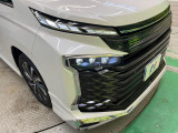【LEDヘッドライト】悪天候や夜間走行時も良好な視界を確保し安心して運転できる高輝度LEDヘッドライトを装備!点灯速度が早く、消費電力も抑えられています。