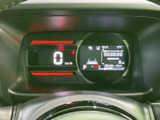 視認性の高いメーター類で、運転に必要な情報を的確に把握できます。直感的に操作でき、安全運転をサポート。落ち着いたデザインも魅力です。