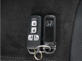 ◆スマートキー◆カギをバッグやポケットに入れたままでもドアロックの開閉ができる『スマートキー』付き!雨天や暗くなってもカギを取り出す必要がなくドアの開錠&エンジンも始動できます
